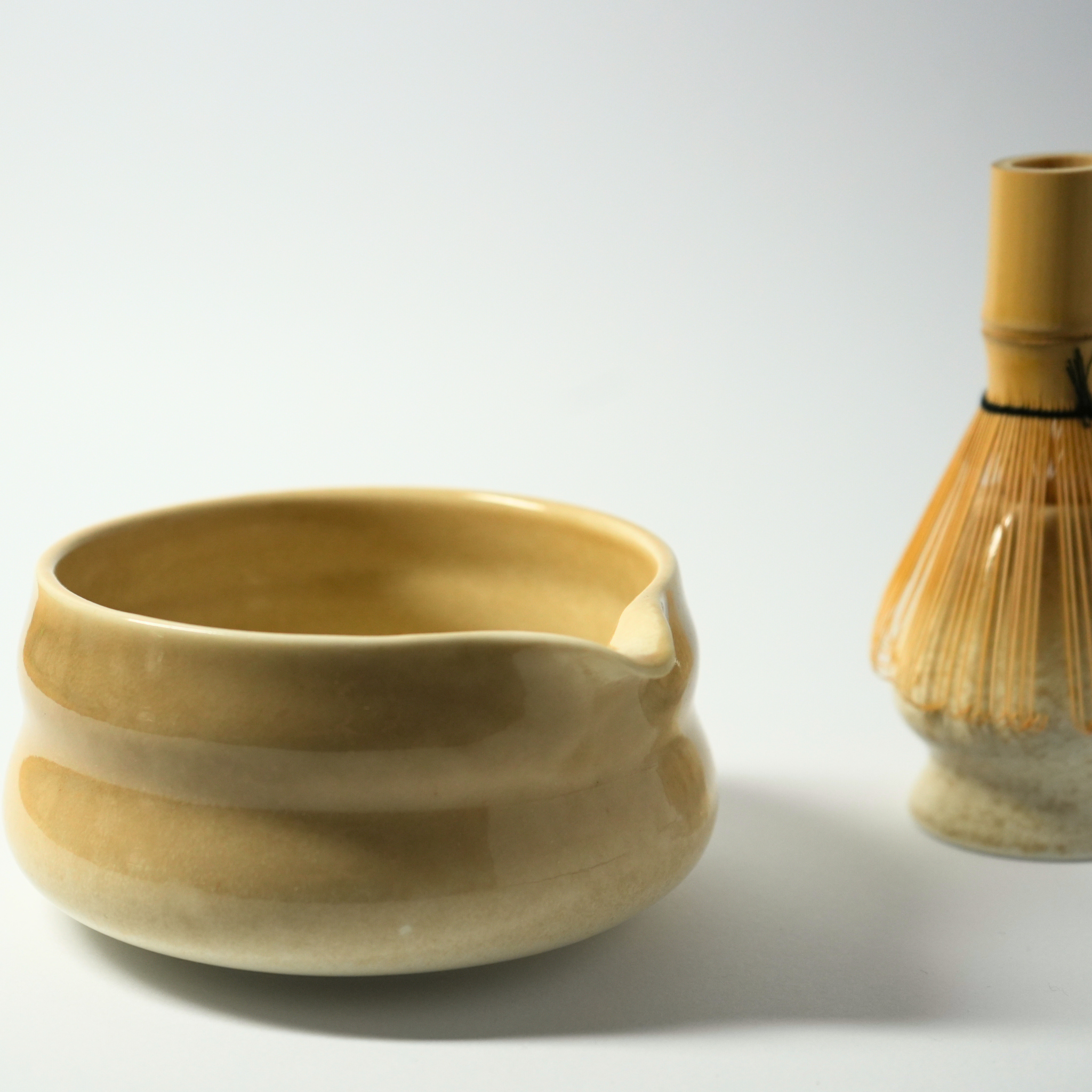 Beige matcha skål + visp holder (Sett)